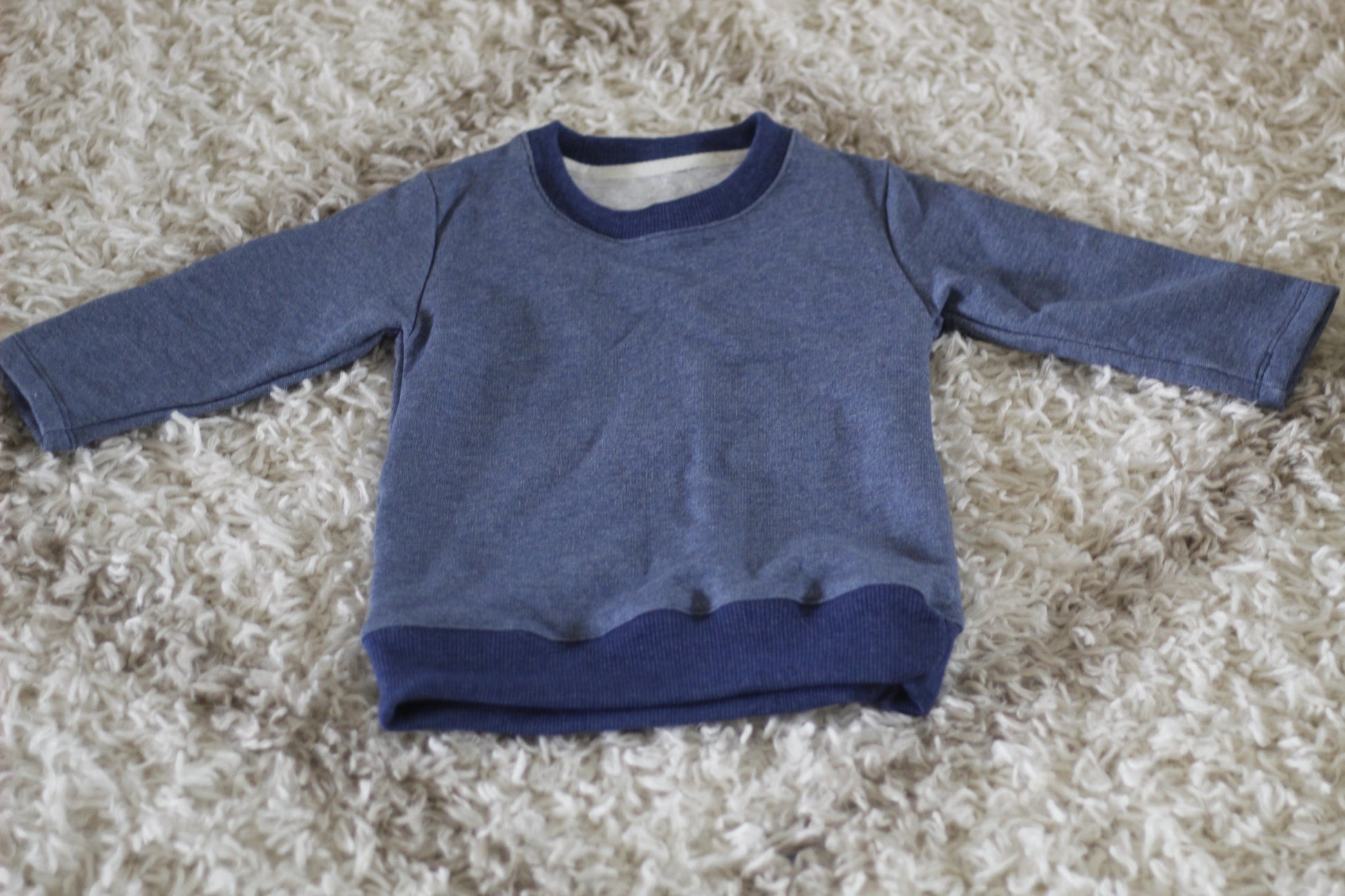 Heidelbeeren Blauer Baumwollpullover für Kinder, Handgefertigt aus Pima Fleece. - Sacred Weavings 