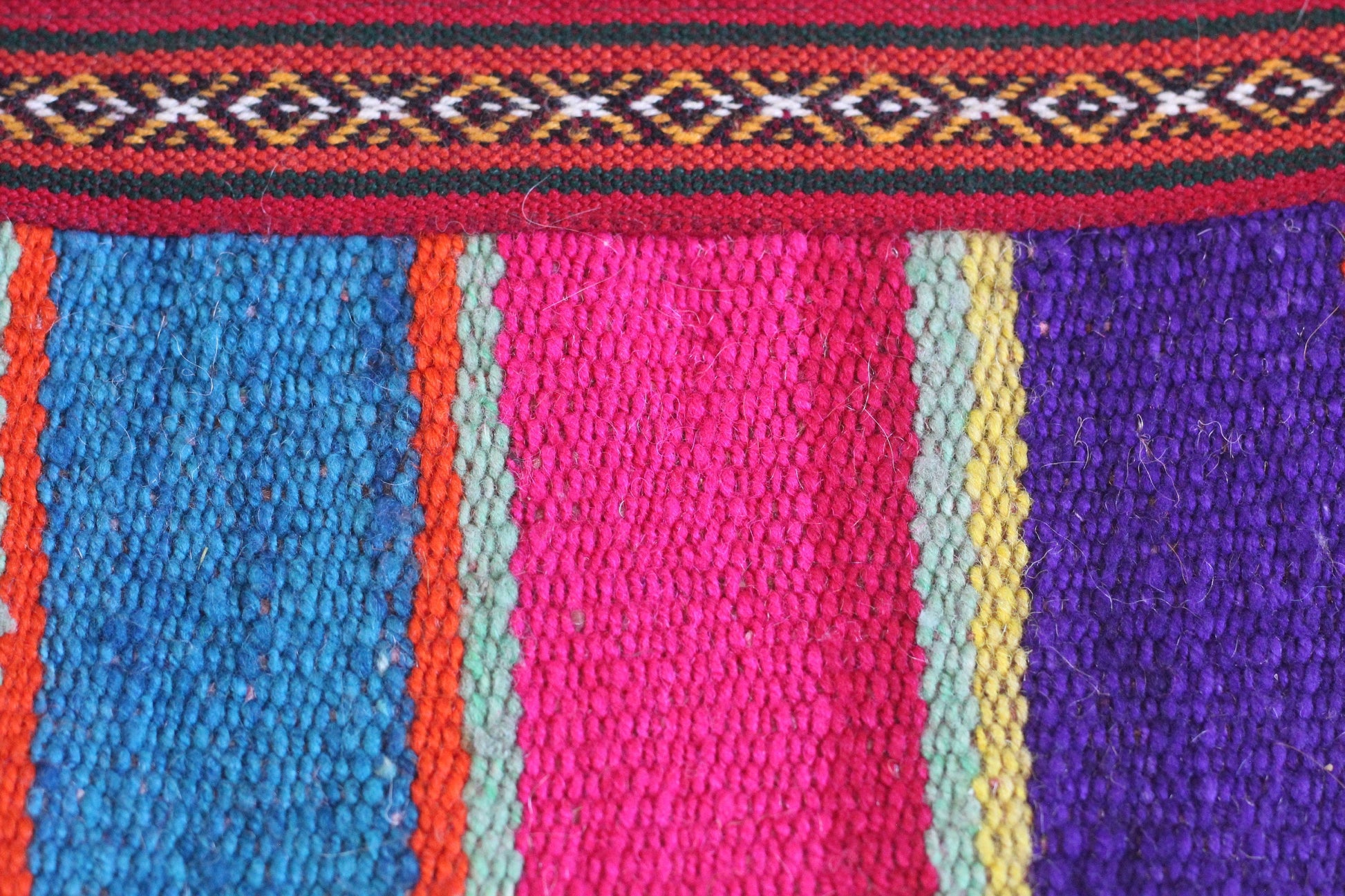 Handgewebte Schultertasche aus Schafwolle - Lebhaft gemustert -  Tiefes Blau - Sacred Weavings 
