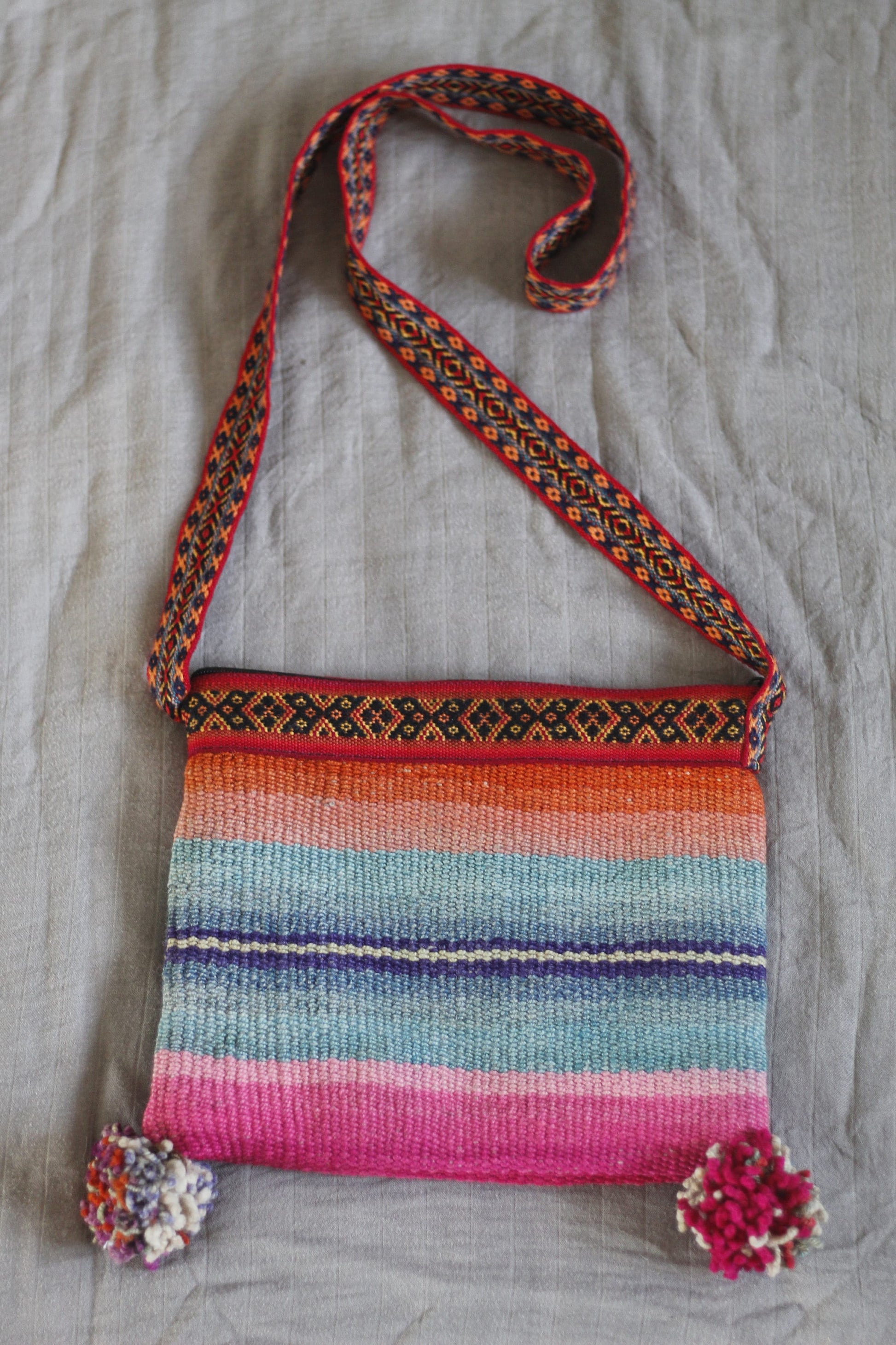 Handgewebte Schultertasche aus Schafwolle - Lebhaft gemustert -  Tiefes Blau - Sacred Weavings 