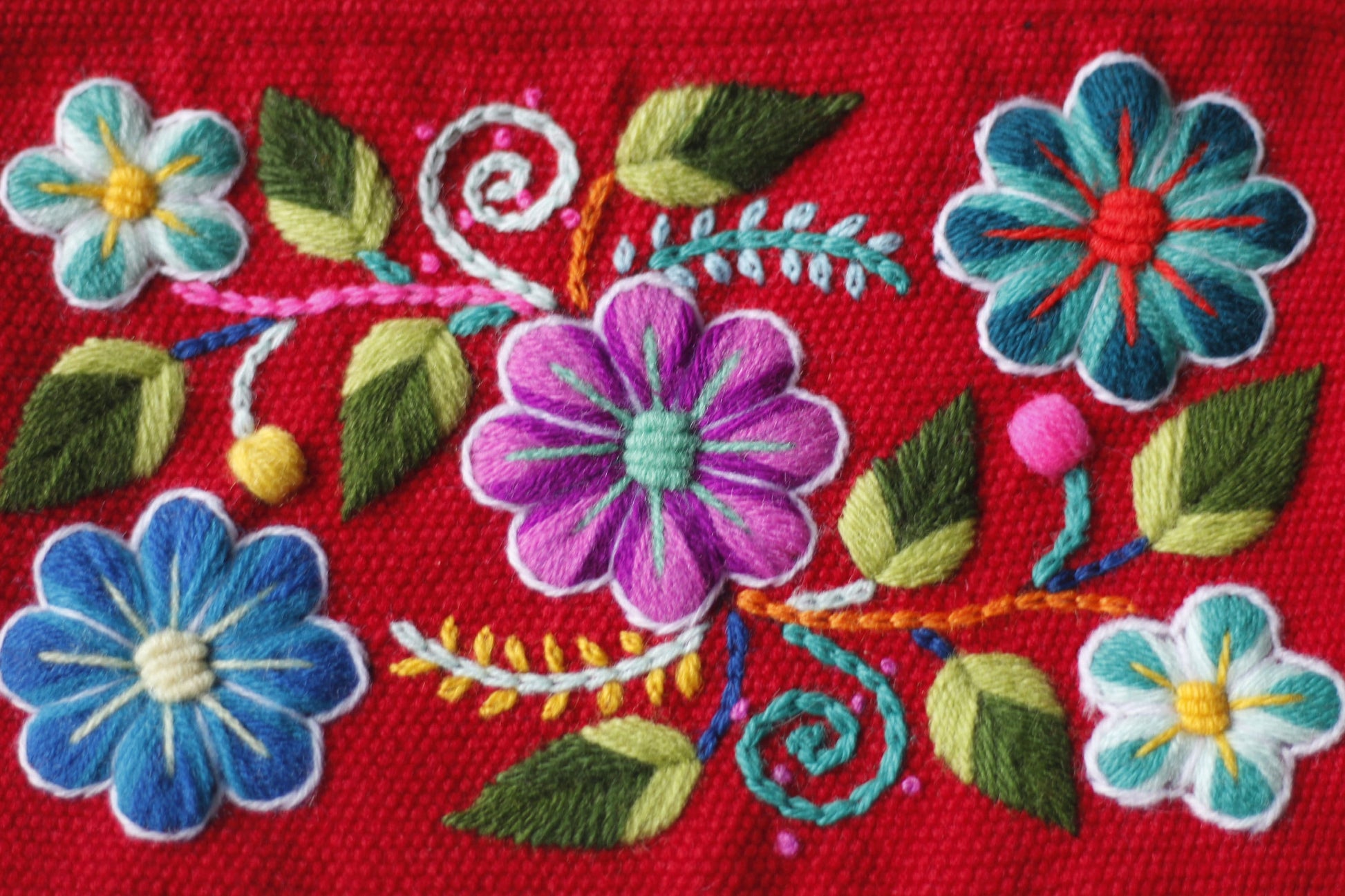 Bestickter Kulturbeutel - Bunte Blumen - Sacred Weavings 