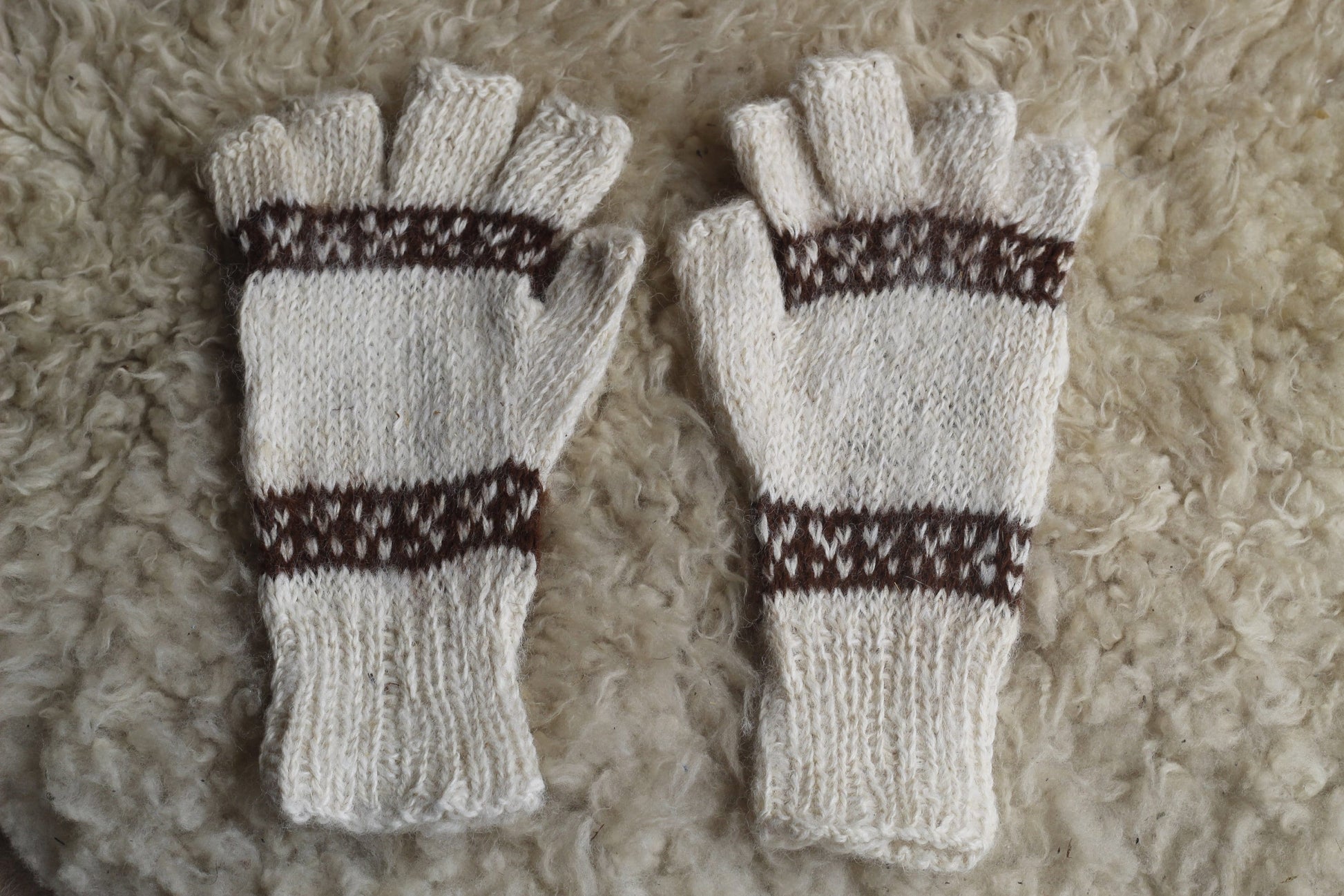Fingerlose Alpaka Handschuhe mit  Alpaka Design - Sacred Weavings 